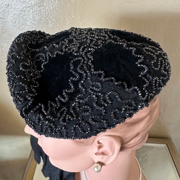 HIGH-FASHION 1950s\' BLACK VELOUR CAP WITH INTRICATE BEADING + BEADED GLOVES main image 10